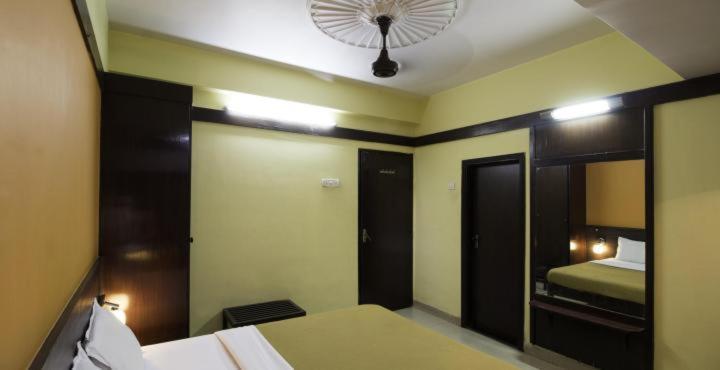 Hotel Golden Palace Pvt Ltd Мумбаї Екстер'єр фото