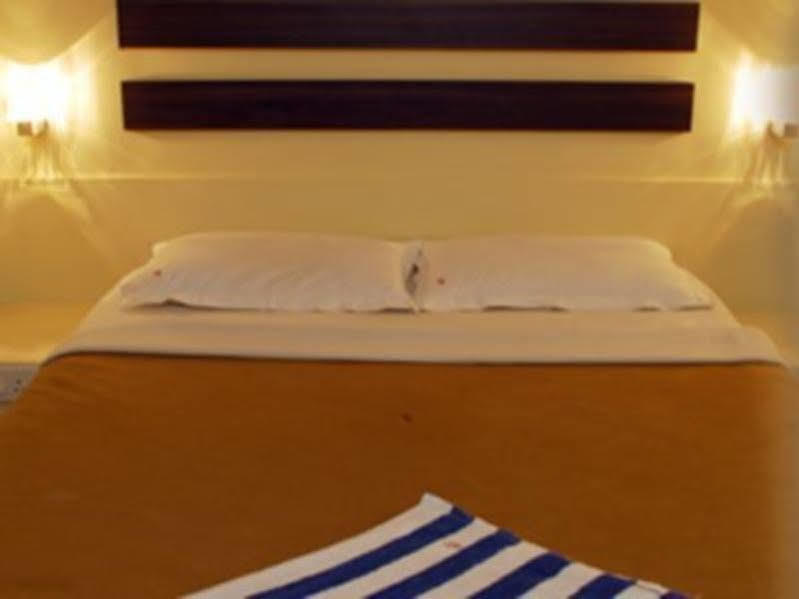Hotel Golden Palace Pvt Ltd Мумбаї Екстер'єр фото